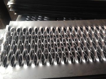 چین آلومینیوم / گالوانیزه / فولاد ضد زنگ ضد کفپوش فرورفتگی پله برای استفاده از پله و کف تامین کننده