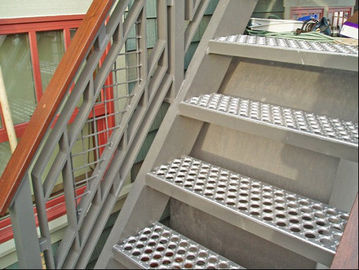 Anti Skidding پانل های تزئینی ورق های فلزی پانچ های فلزی پله های فلزی